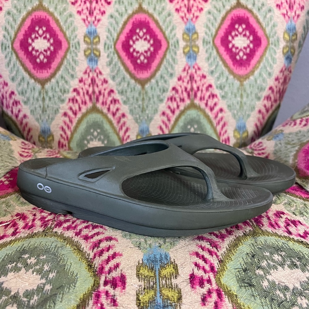 Excellent condition OOFOS OOriginal Sandal - Womens 7, dark green